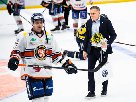 s tränare Stephan Lundh har fått blommor