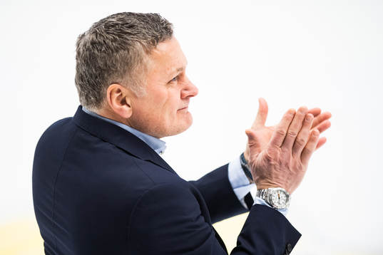 s tränare Stephan Lundh applåderar