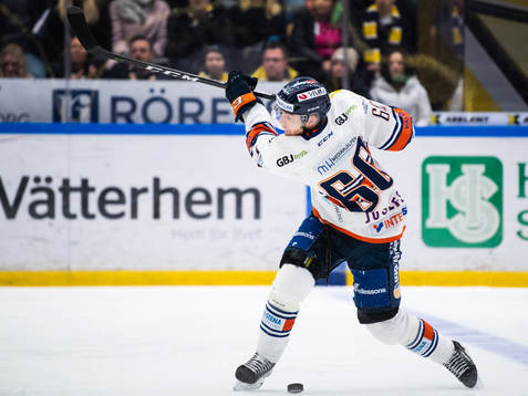 Växjös Erik Josefsson missar pucken