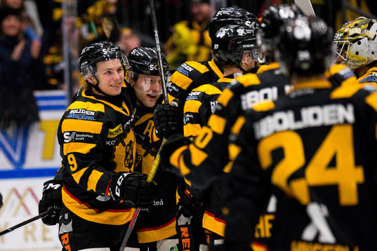 Skellefteås Oscar Möller och Tim Söderlund jublar