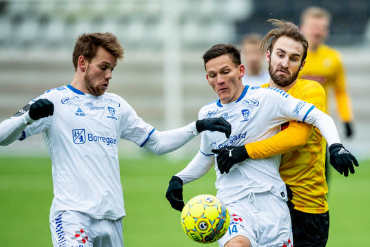 Häckens Oskar Sverrisson mot Sarpsborgs 08 Muhammed Usman