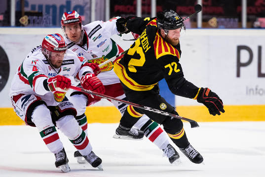 Moras Viktor Amnér och Michael Keränen i en närkamp med