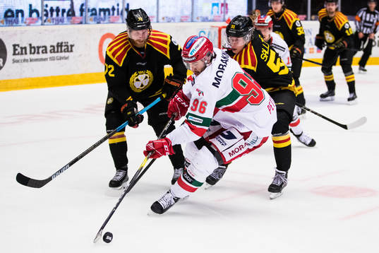 Brynäs Joachim Rohdin och Tomi Sallinen i kamp om pucken