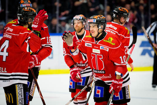 Örebros Shane Harper gör 4-3 och jublar med Tom Wandell