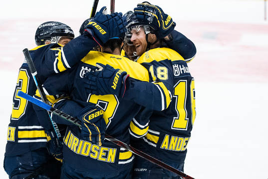 s Markus Lauridsen jublar med lagkamrater