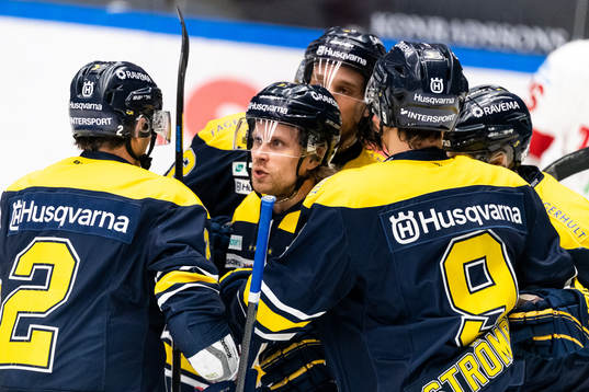 s Mattias Tedenby kramas om av lagkamraterna