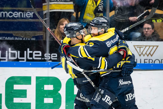 s Simon Önerud jublar