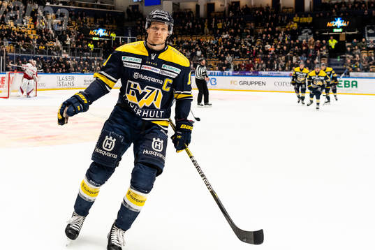 s Simon Önerud jublar