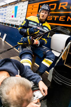 s Oscar Sundh får hjälp med skridskorna