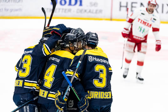s Markus Lauridsen klappas om av lagkamraterna