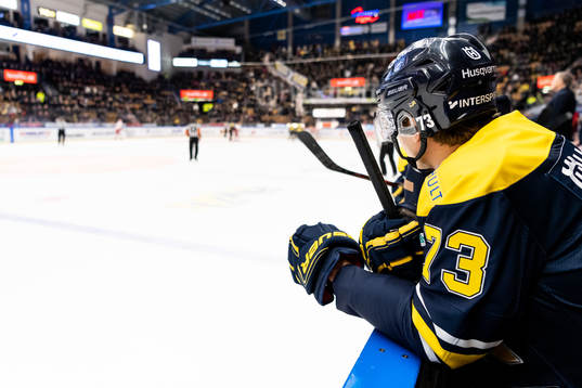 s Sebastian Wännström tittar ut från båset