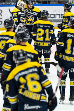 HV71´s målvakt Felix Sandström klappas om