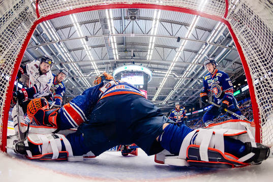 Linköpings Daniel Olsson-Trkulja oroar framför Växjös