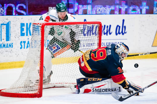 Färjestads Theodor Lennström med en målchans framför