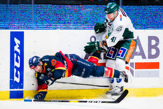 Djurgårdens Niclas Bergfors tacklas av Färjestads Ilari