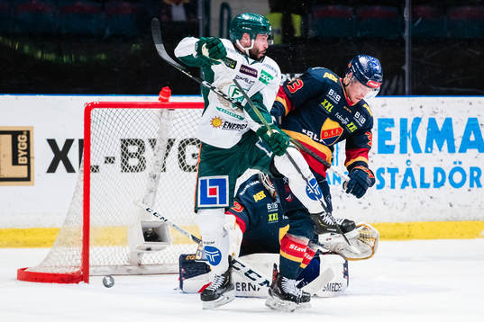 Färjestads Jesse Virtanen i kamp om pucken Djurgårdens