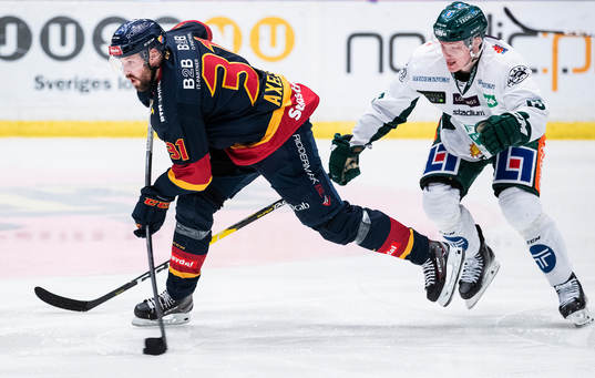 Djurgårdens Dick Axelsson och Färjestads Gustav Rydahl
