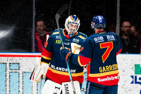 Djurgårdens målvakt Adam Reideborn jublar med Jason