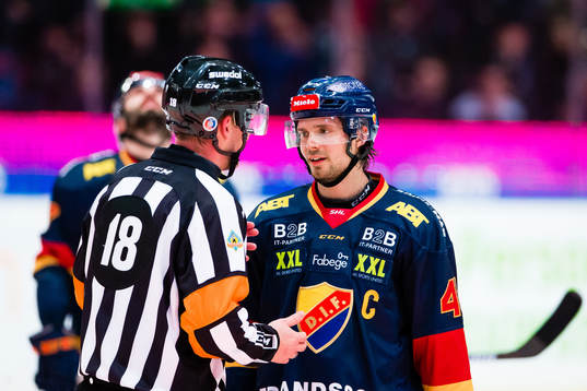 Djurgårdens Jacob Josefson diskuterar med domare Mikael