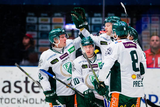 Färjestads Johan Ryno jublar Jesper Olofsson , Marcus