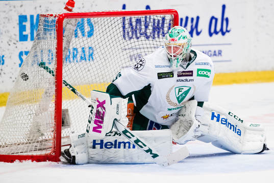 Färjestads målvakt Adam Werner  släpper in 3-1 av