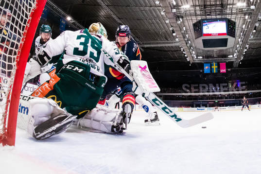 Djurgårdens Henrik Eriksson men en målchans framför