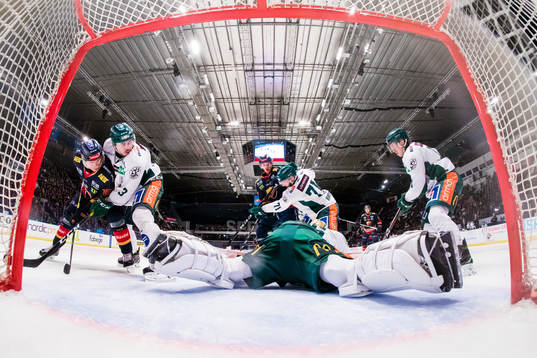 Färjestads målvakt Adam Werner  med en räddning