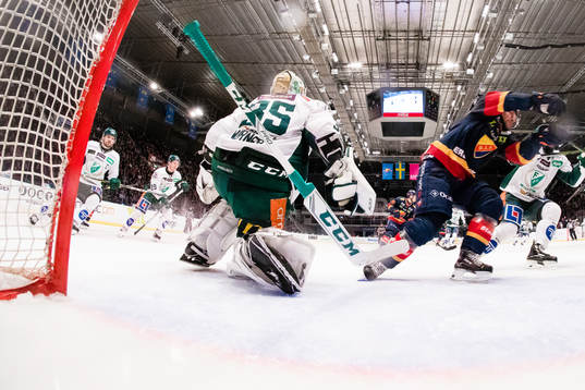 Färjestads målvakt Adam Werner  tappar sin klubba vid en