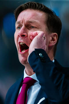 Färjestads tränare Johan Pennerborn reagerar