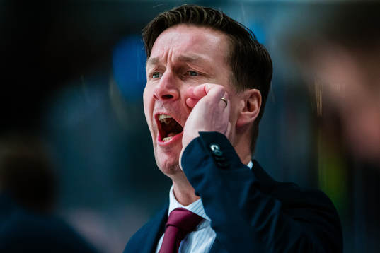 Färjestads tränare Johan Pennerborn reagerar