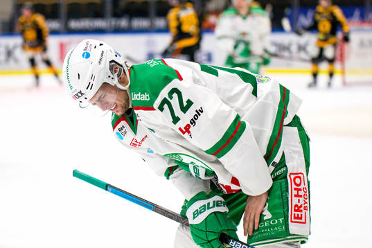 Rögles Daniel Zaar grinar illa