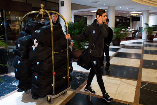 Malmö FFs Adi Nalic ankommer till spelarhotellet