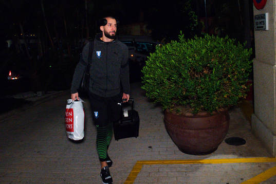 Malmö FFs Guillermo Molins ankommer till spelarhotellet