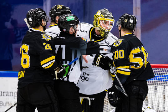 s målvakt Erik Källgren och Panterns Nicklas Jadeland i