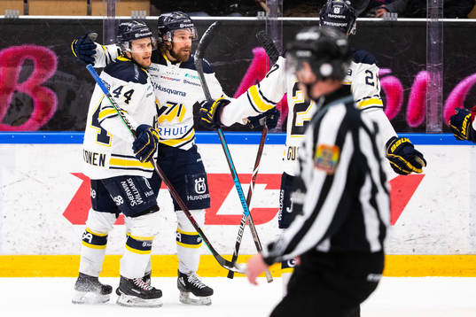 s Andreas Thuresson jublar med lagkamrater