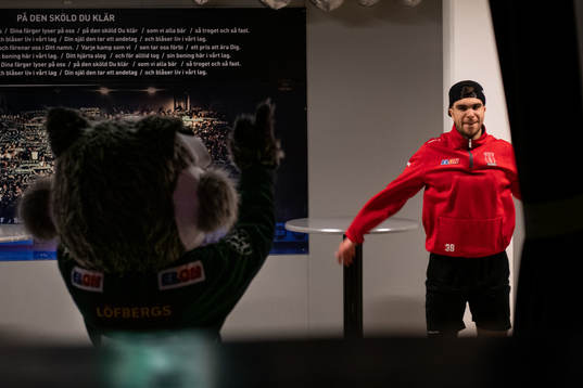 Örebros Jordan Boucher värmer upp