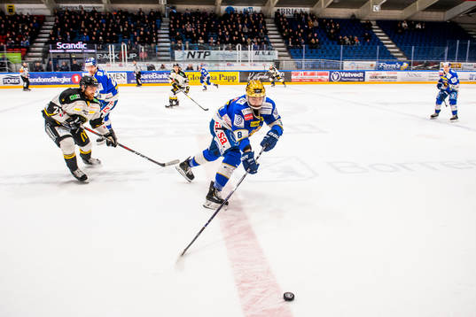 Daniel Bøen Rokseth of Stavanger Oilers and Peter
