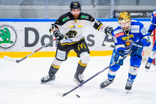 Daniel Bøen Rokseth of Stavanger Oilers and Peter