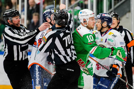 Växjös Linus Högberg och Rögles Matt Carey i bråk