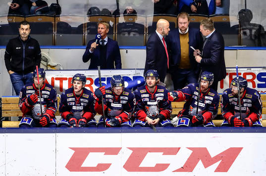 Linköpings bås med tränare Tommy Jonsson