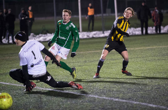 IFK Hässleholms Philip Bengtsson gör mål bakom Adam Larsson i träningsmatchen mellan IFK Hässleholm och Hässleholms IF i Hässleholm 1 februari 2019.  