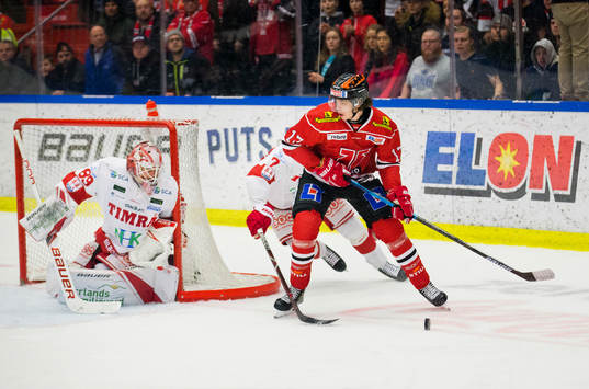 Örebros Viktor Lodin och Timrås målvakt Niklas Svedberg