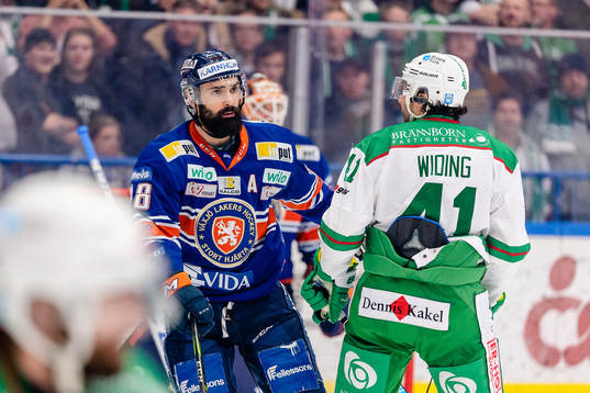 Gruff mellan Växjös Daniel Rahimi  och Rögles Daniel