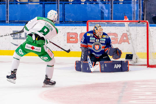 Rögles Linus Sandin skjuter mot Växjös målvakt Viktor