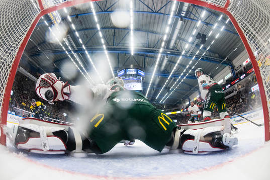 s Robin Figren gör 3-1 bakom Frölundas målvakt Johan