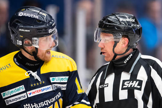 s Joakim Andersson och Linjedomare Henrik Pihlblad