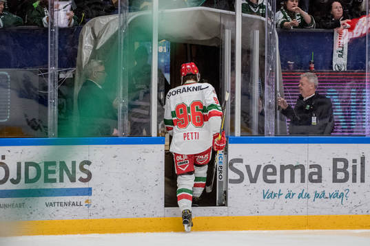 Moras Niki Petti lämnar isen