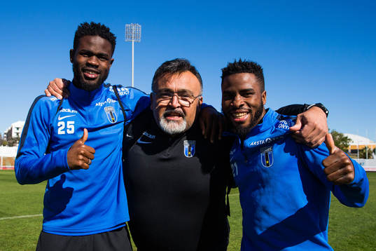 Abdul Razak, players manager Claudio Leal och John Junior Igbarumah