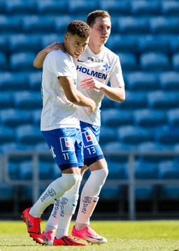 Norrköpings Jordan Larsson jublar tillsammans med Erik Lindell efter att ha gjort 1-2 för Norrköping