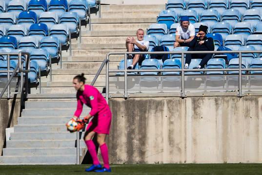 Norrköpings materialförvaltare Lennart Linder, players manager Mikael Hansson och Christoffer Nyman följer spelet